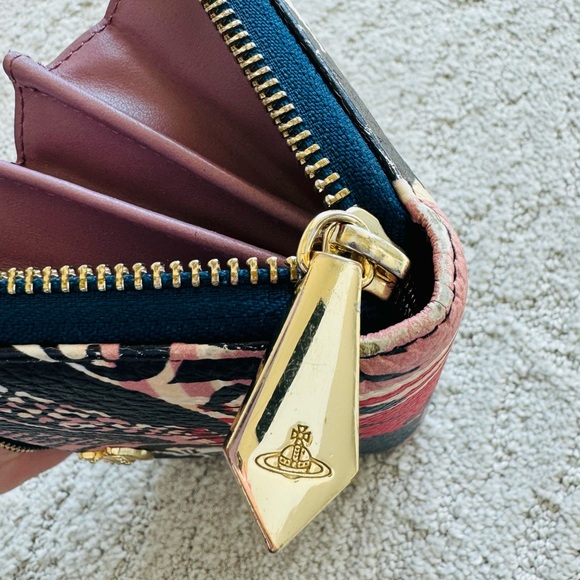 VIVIENNE WESTWOOD โ Zip around Wallet โ Box Included โ Great Condition โ - Picture 12 of 16